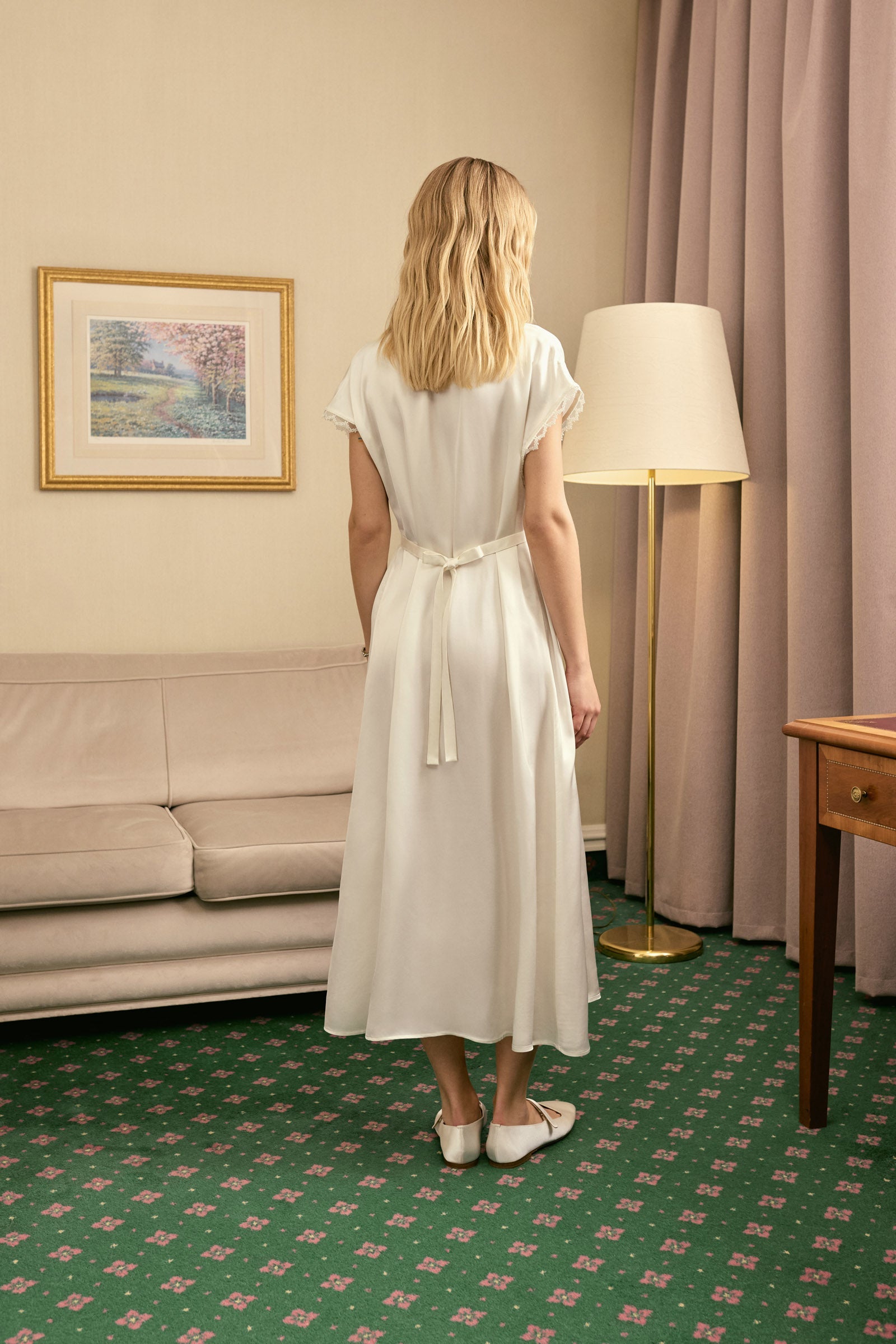 Атласна Сукня The Genus Rosa у Молочному