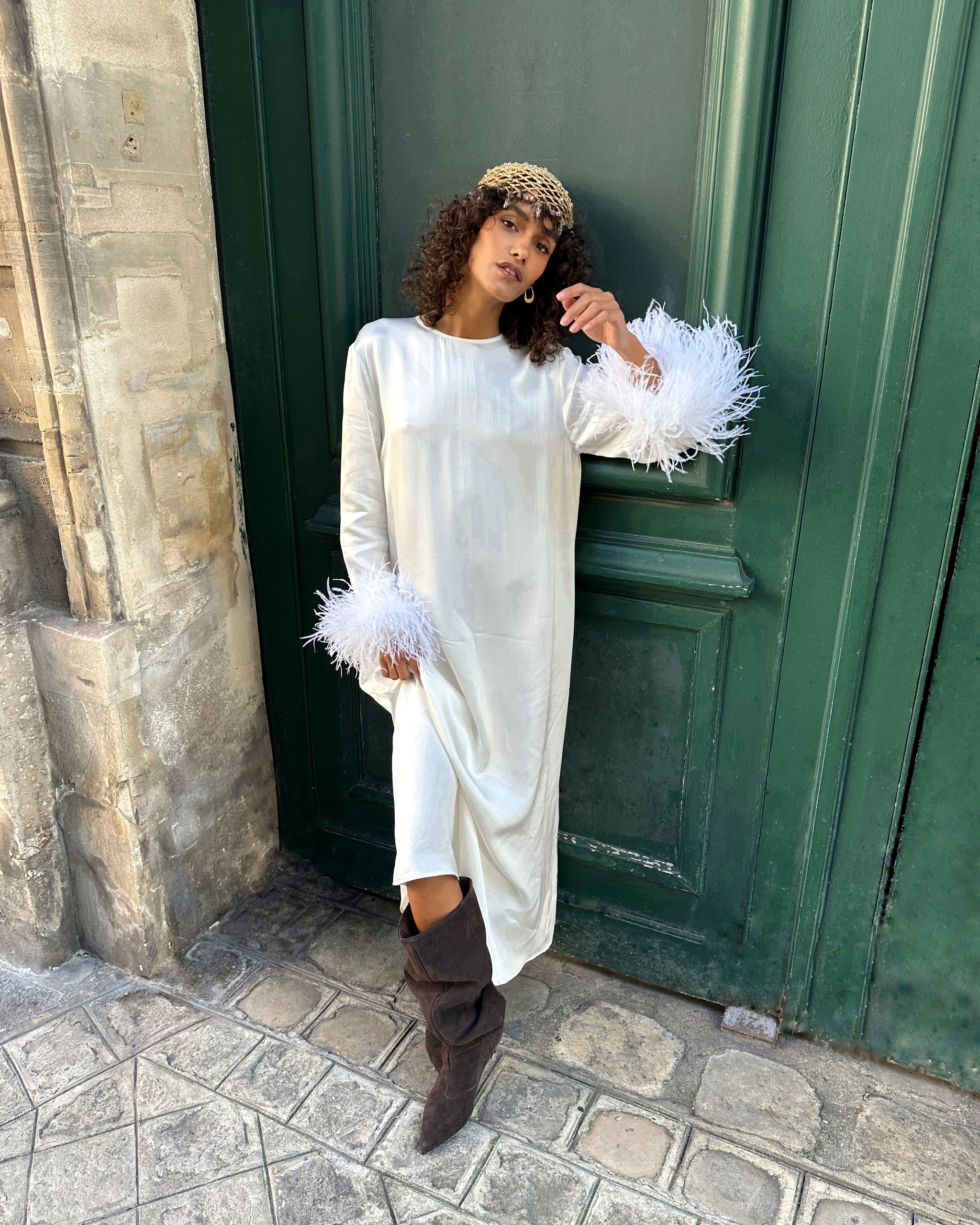 Сукня Максі Suzi зі Знімним Пір'ям у Білому